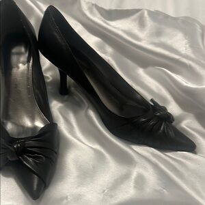 Chic Black Leather Heels with Knot Detail